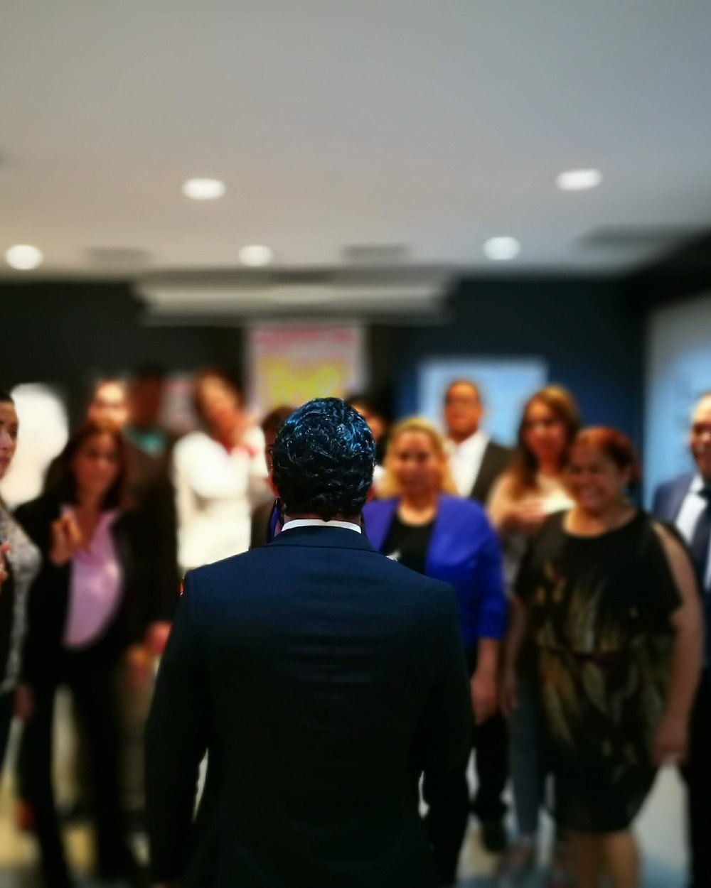 Robinson Gómez frente a su tribu en una experiencia Elevate