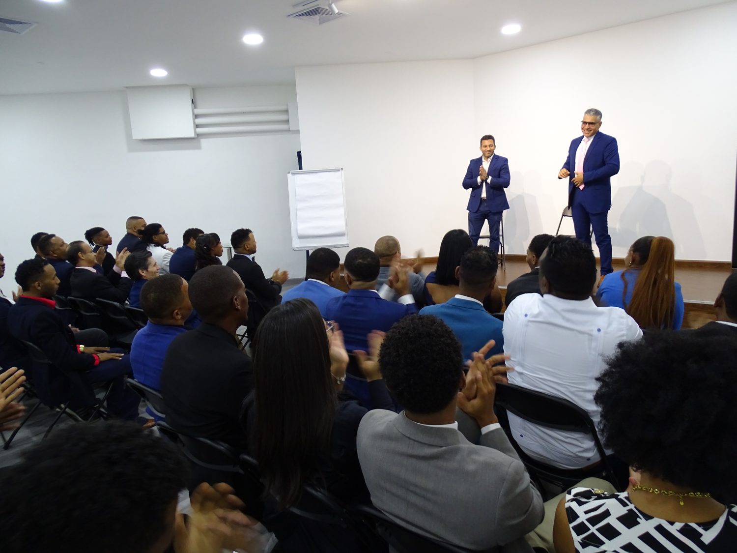 Elevate facilitando ante una audiencia