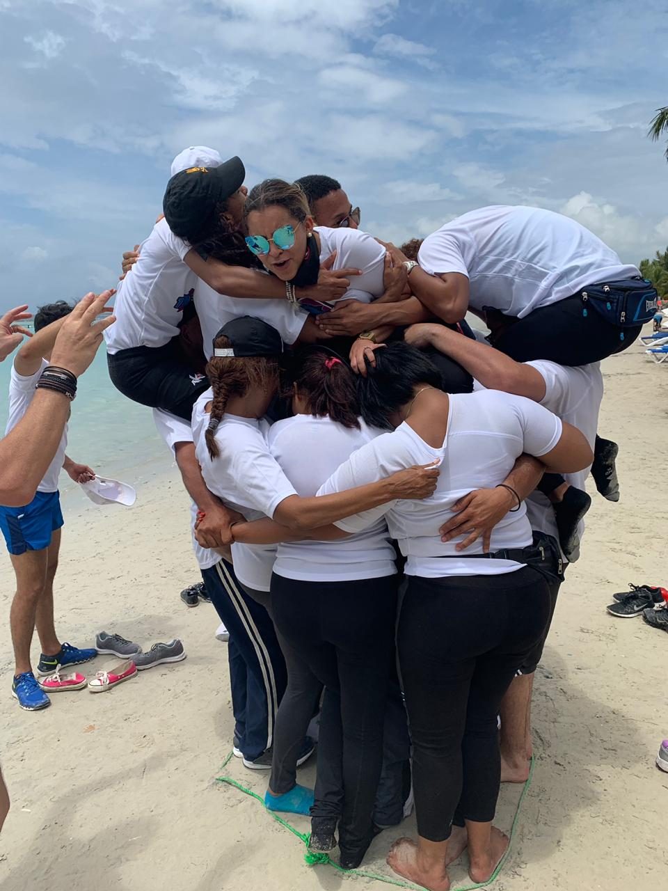 Una tribu Elevate celebrando juntos su transformación