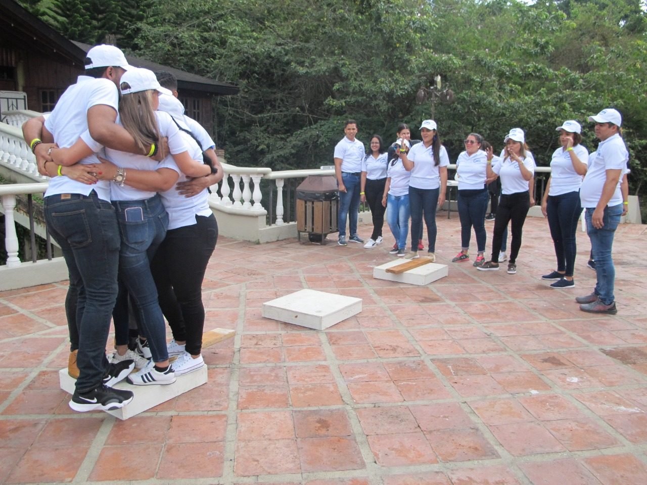 Equipo unido en una dinámica